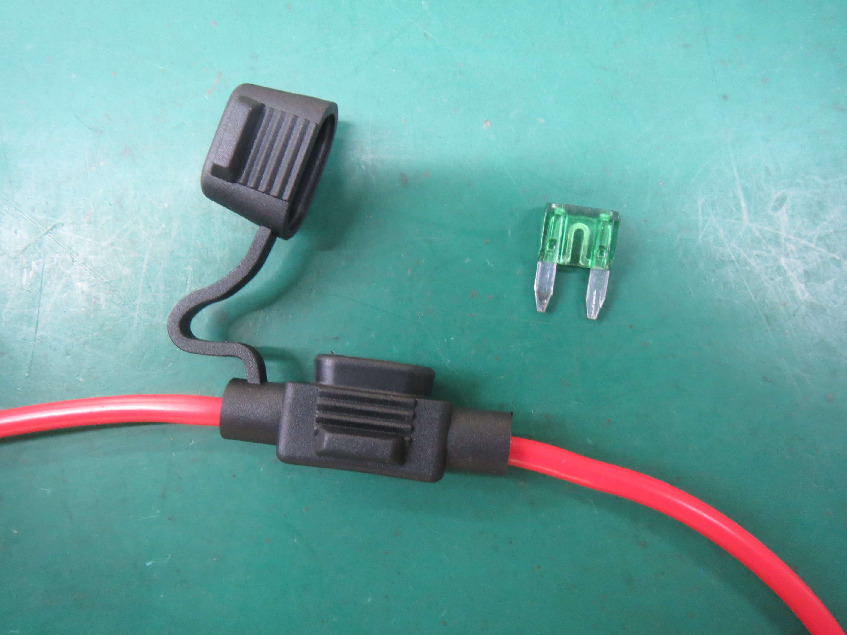 Electric cable assembled with fuse